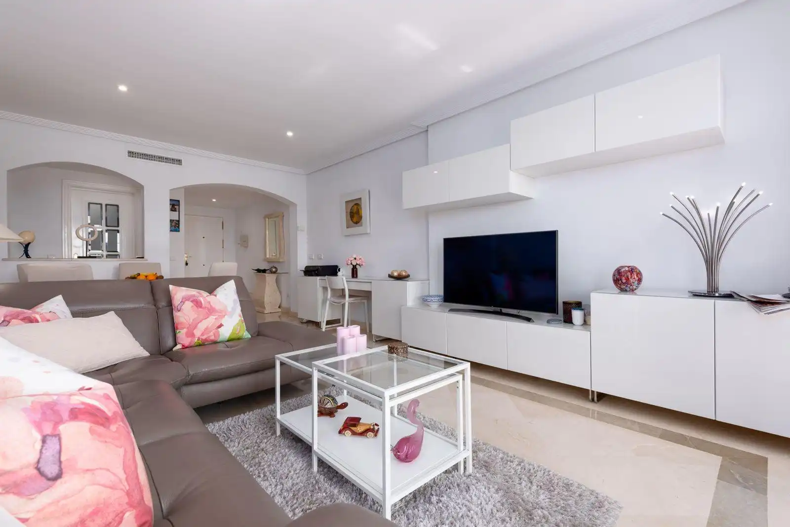 Sala de estar de Planta baja en venta en Benahavís con Aire acondicionado, Terraza y Piscina