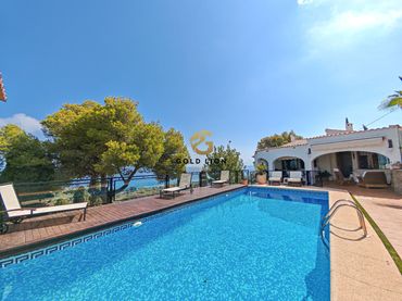 Detached house with pool for sale in Carrer de Saturn