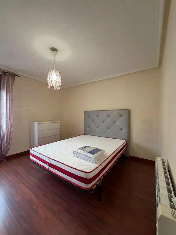 Schlafzimmer von Wohnung zur Miete in Laviana mit Heizung und Balkon