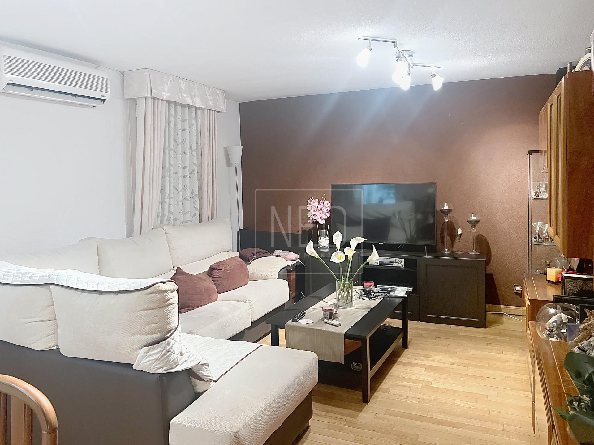 Sala d'estar de Pis en venda en  Madrid Capital amb Aire condicionat, Calefacció i Parquet