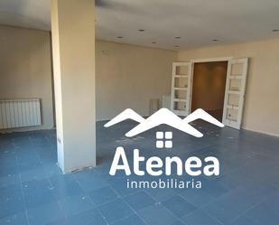 Vista exterior de Àtic en venda en La Roda amb Calefacció, Terrassa i Traster