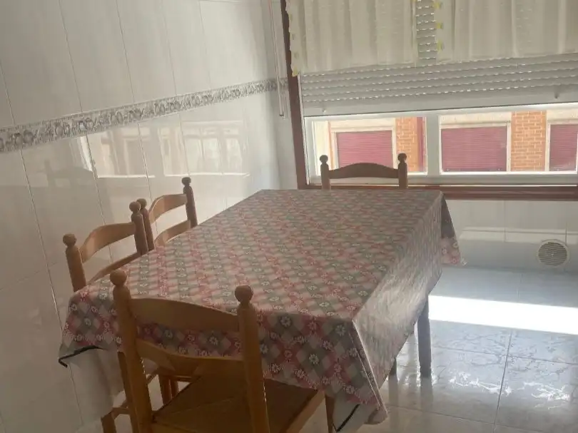 Esszimmer von Wohnung zur Miete in Noia