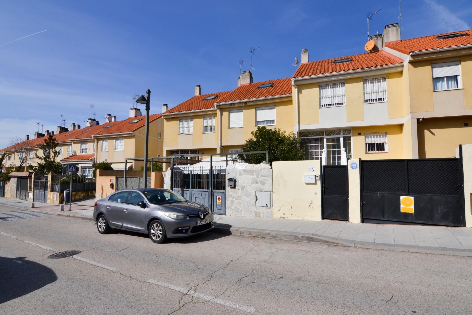 Vista exterior de Casa adosada en venta en Navalcarnero con Aire acondicionado, Calefacción y Jardín privado