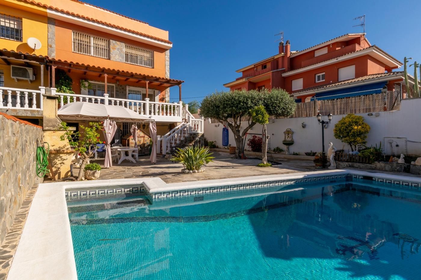 Piscina de Casa adosada en venda en Sant Pere de Ribes amb Aire condicionat, Jardí privat i Terrassa