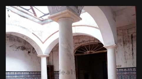 Casa de pueblo con patio andaluz, columnas mármol blanco, rejas antiguas. Para reformar.  Aprox. 700m construidos.  Suelo 420m., imagen 2