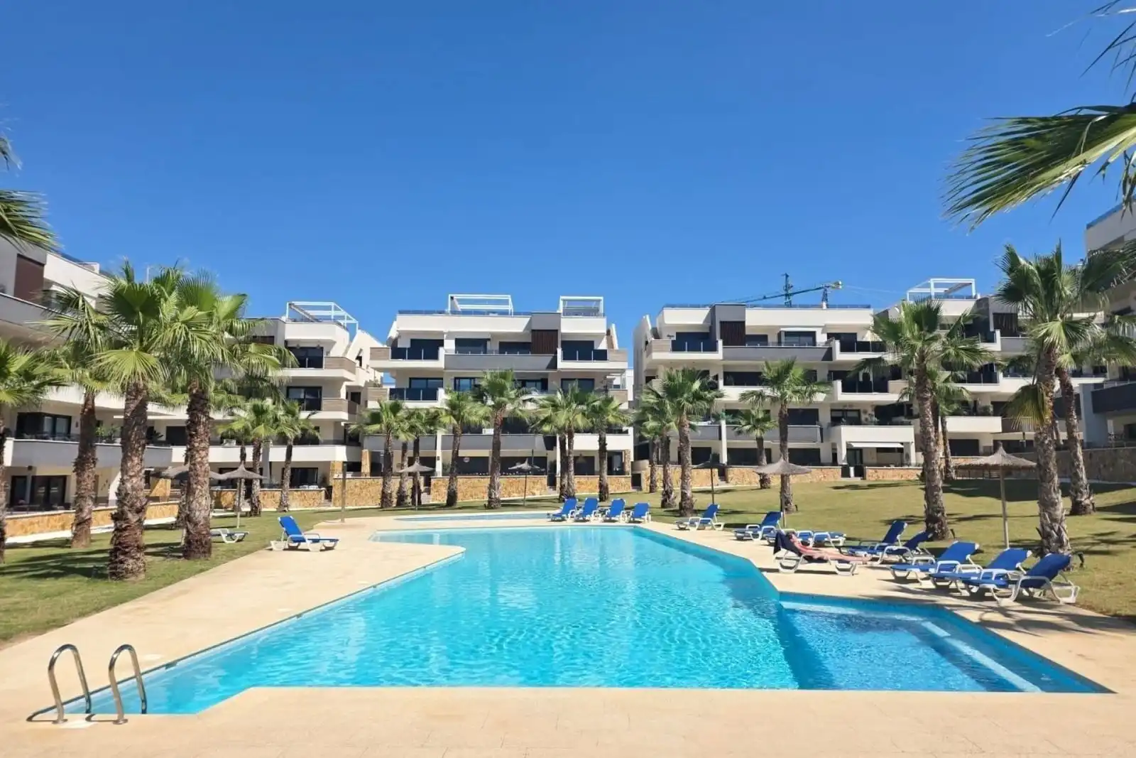 Vista exterior de Apartament en venda en Orihuela amb Terrassa i Piscina comunitària