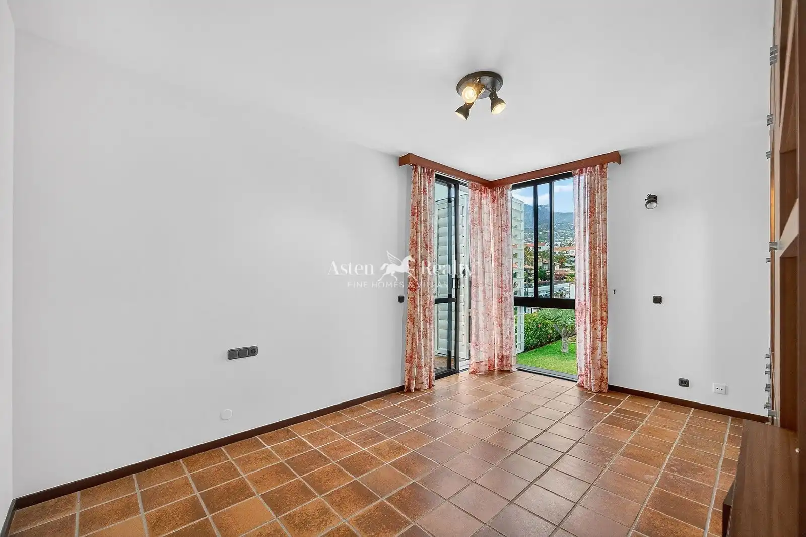 Vista exterior de Casa o xalet en venda en Puerto de la Cruz amb Jardí privat, Terrassa i Traster