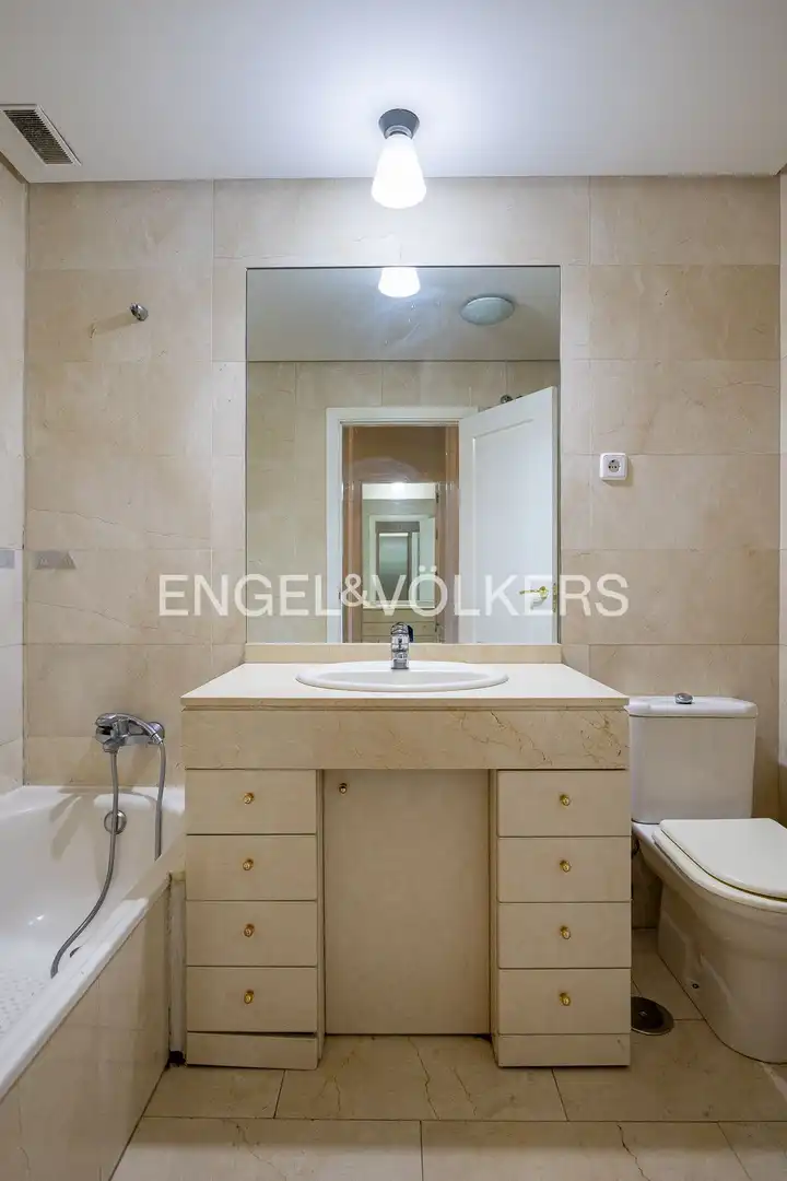 Bathroom of Flat for sale in Madrid  with Air Conditioner and Heating
