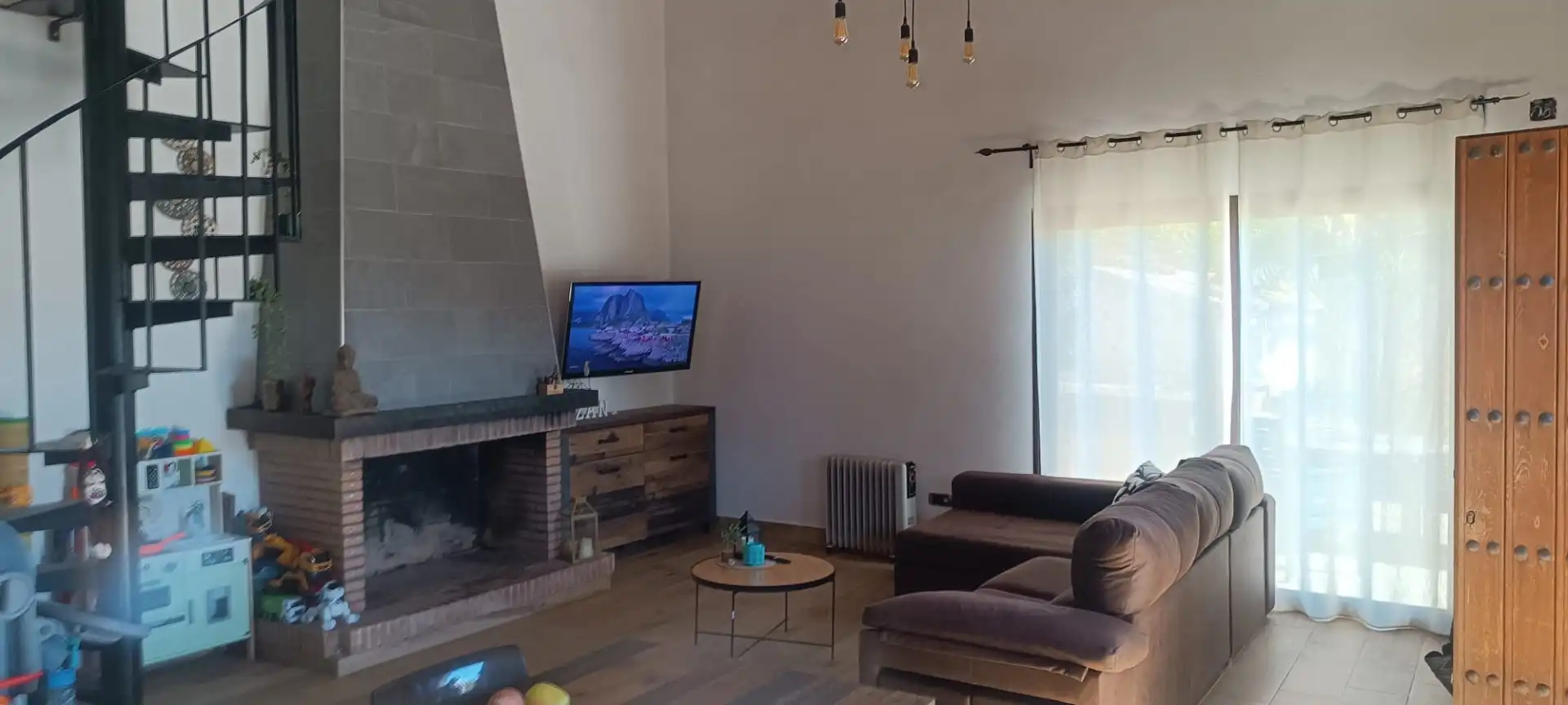 Sala d'estar de Finca rústica en venda en Estepona amb Jardí privat