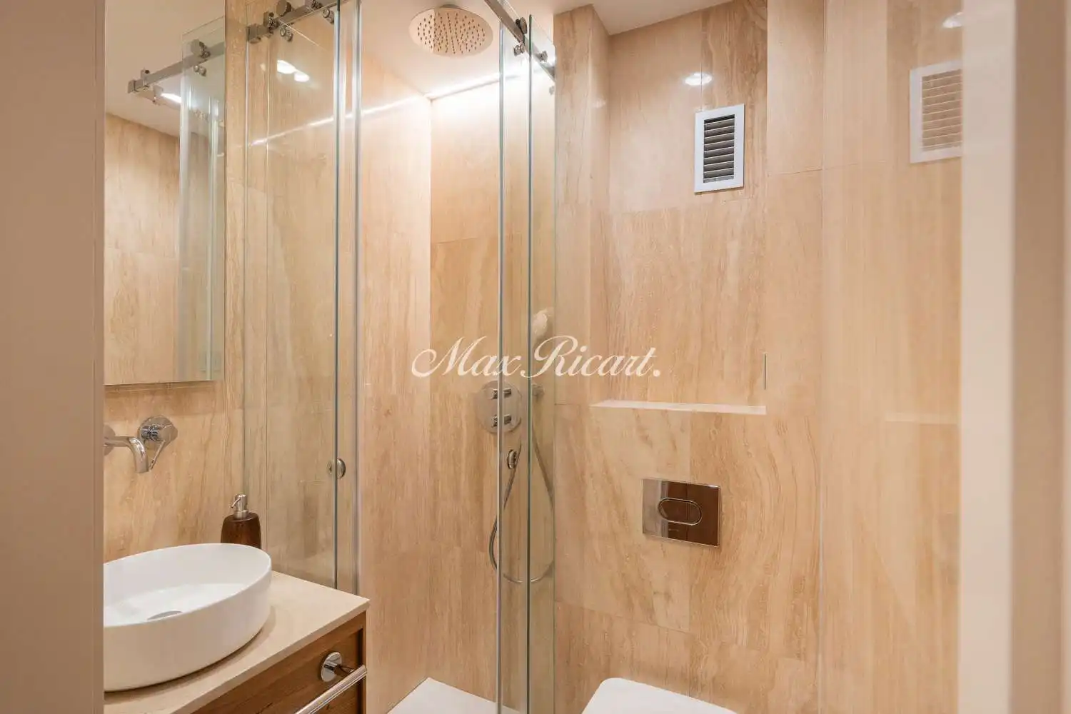 Bathroom of Attic for rent in Barcelona  with Air Conditioner, Heating and Terrace