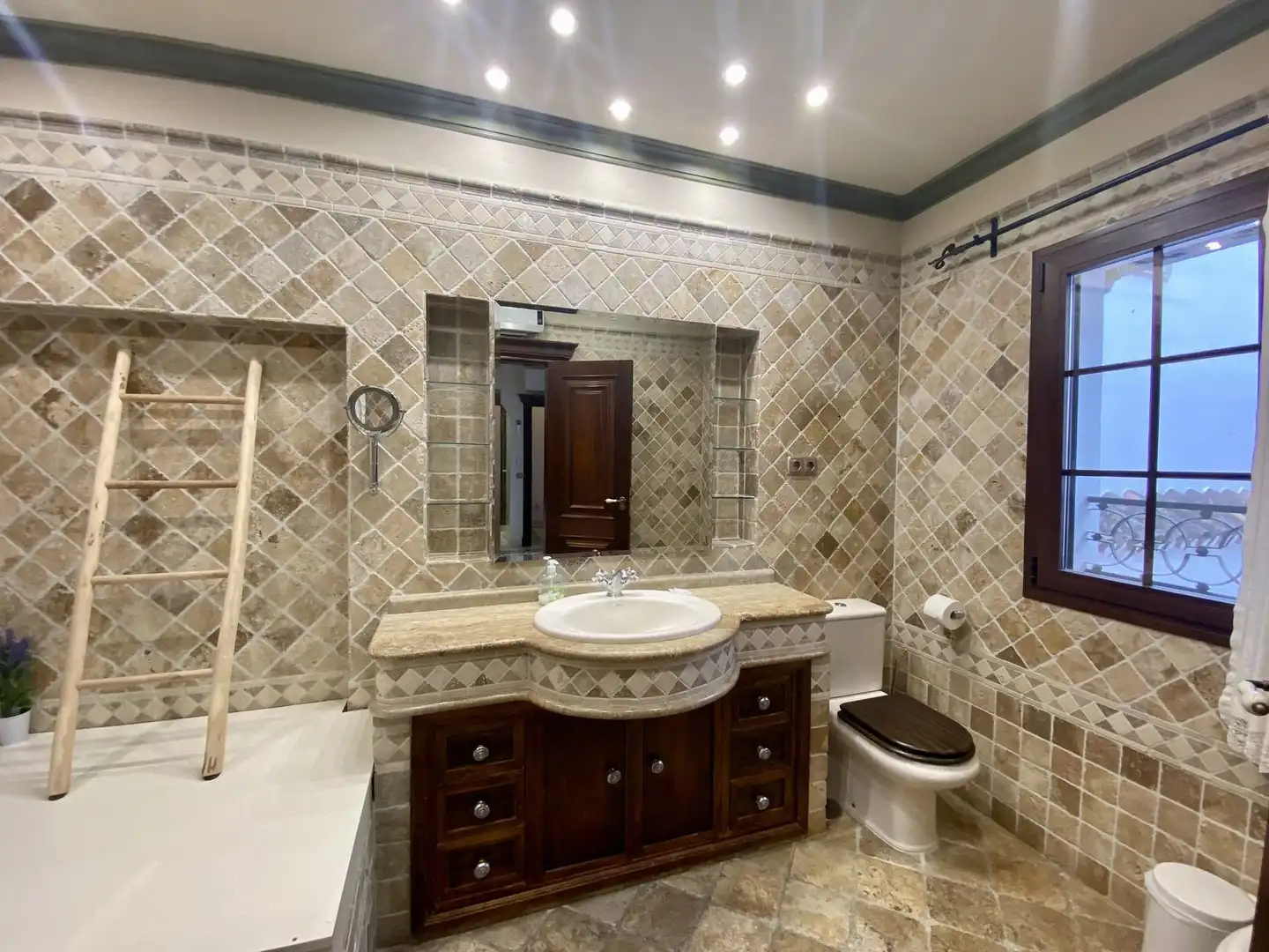Bany de Casa o xalet en venda en Fuengirola amb Aire condicionat, Terrassa i Traster