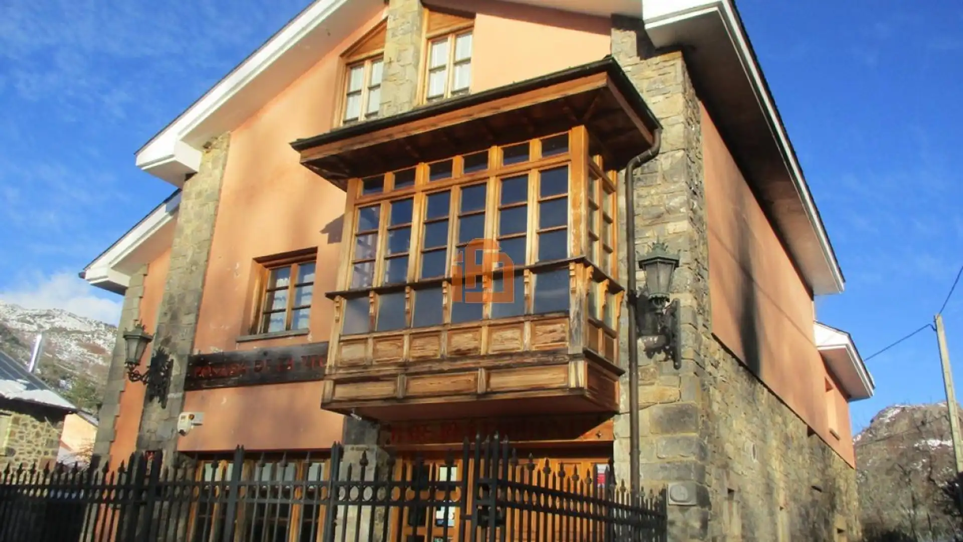 Vista exterior de Finca rústica en venda en Cabrillanes amb Calefacció i Jardí privat