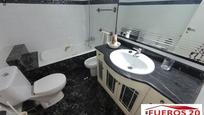 Bathroom of Flat for sale in Barakaldo 