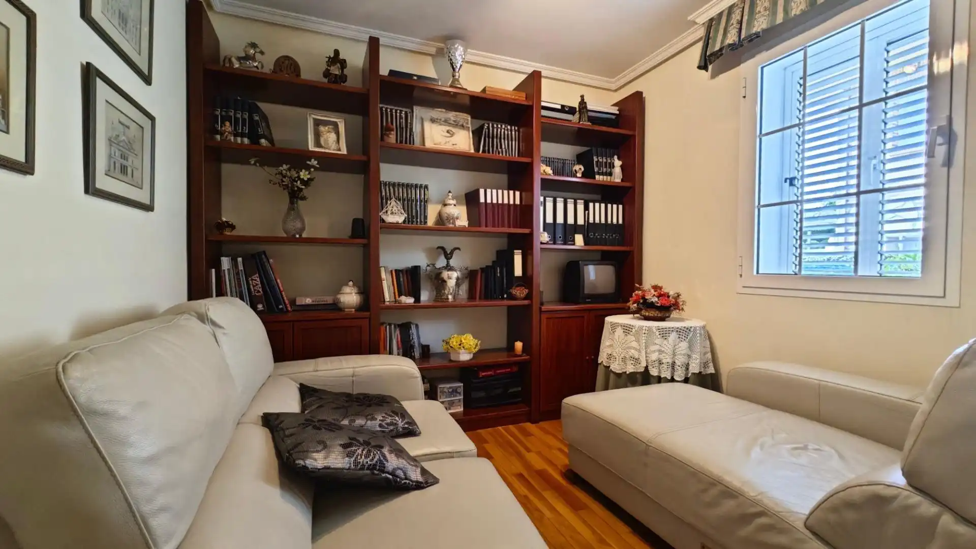 Sala d'estar de Casa o xalet en venda en Guadarrama amb Calefacció, Jardí privat i Terrassa