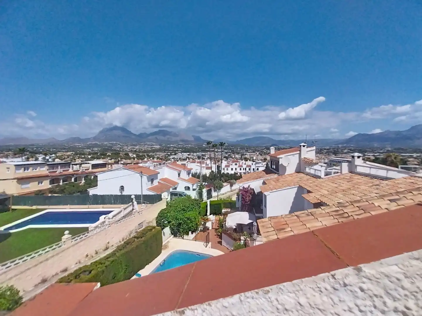 Vista exterior de Casa o xalet en venda en L'Alfàs del Pi amb Aire condicionat, Jardí privat i Terrassa