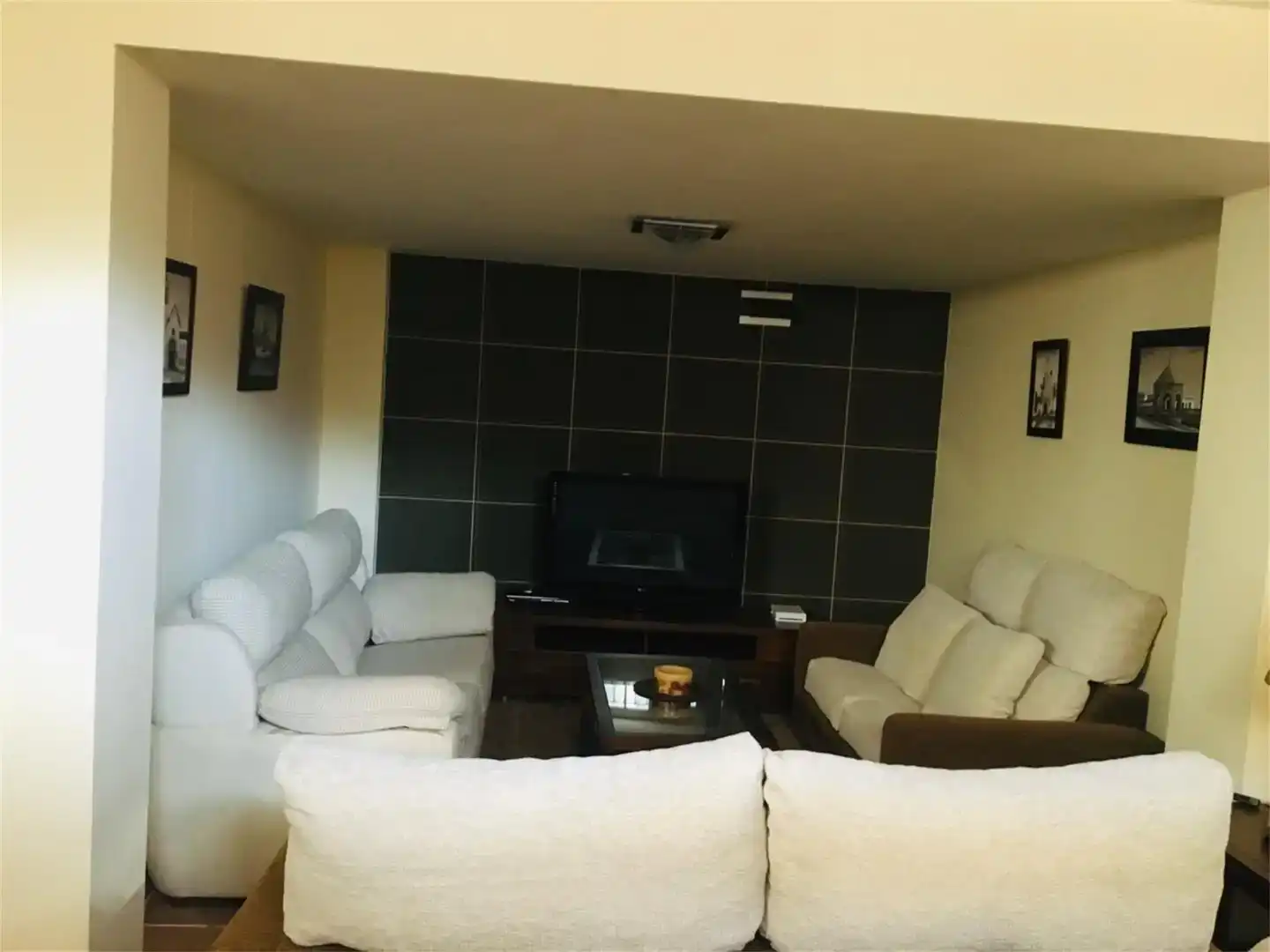 Sala d'estar de Casa o xalet en venda en Utrera amb Aire condicionat, Jardí privat i Parquet