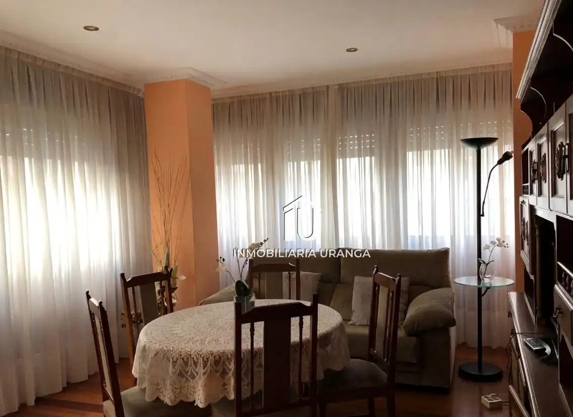 Sala d'estar de Pis en venda en Castro-Urdiales amb Calefacció