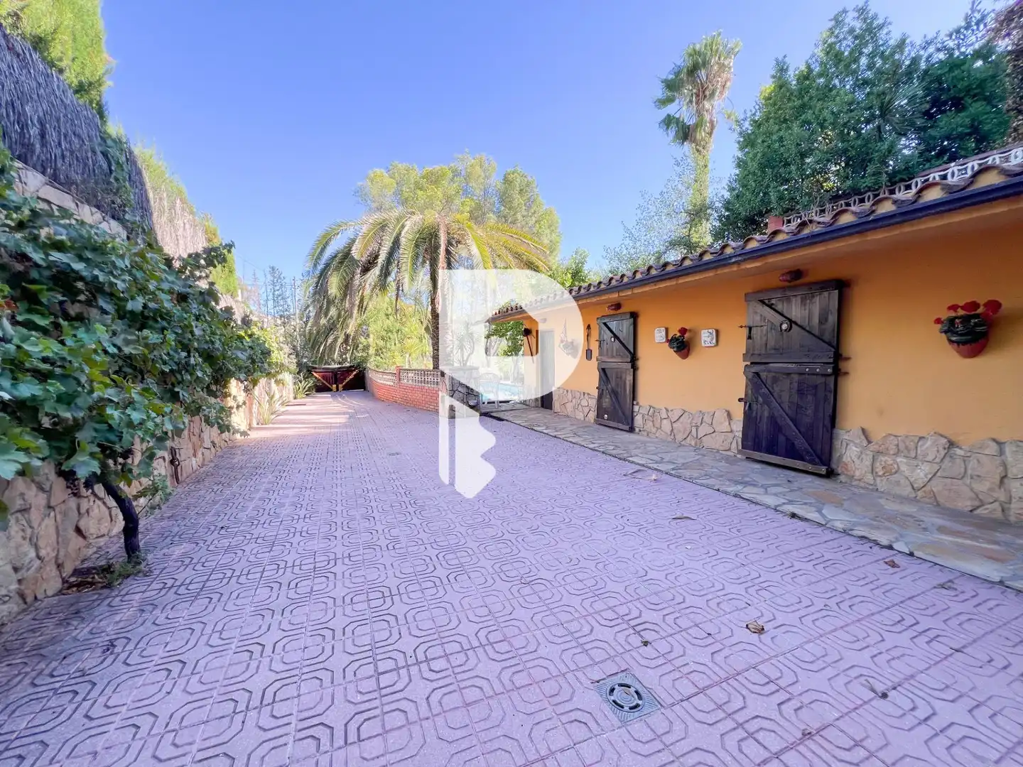 Vista exterior de Casa o xalet en venda en Vallirana amb Calefacció, Jardí privat i Terrassa