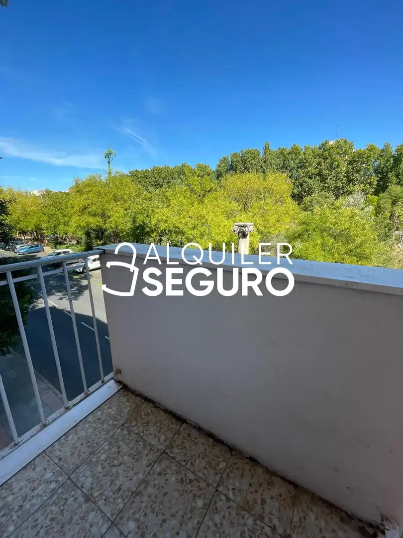 Vista exterior de Pis de lloguer en Madrid amb Calefacció, Terrassa i Moblat