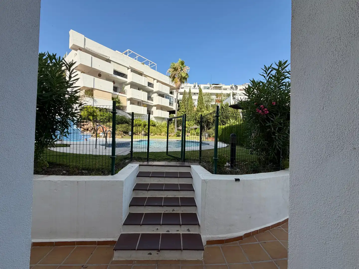 Vista exterior de Pis en venda en Mijas amb Piscina comunitària