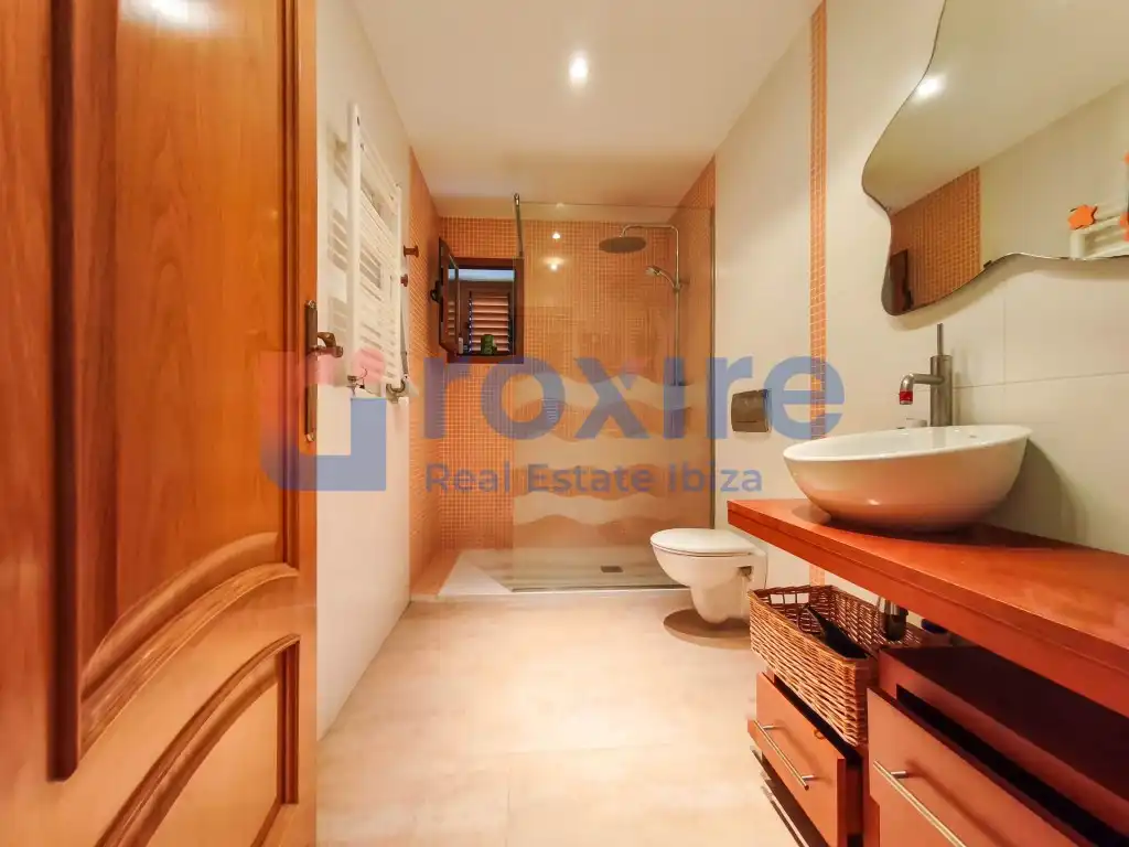 Bany de Casa o xalet en venda en Sant Josep de sa Talaia amb Aire condicionat, Jardí privat i Terrassa