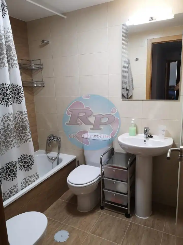 Baño de Apartamento de alquiler en Valverde de la Virgen con Calefacción, Parquet y Terraza