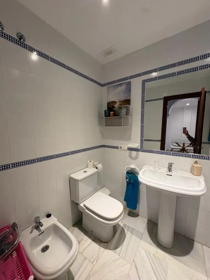 Bathroom of Apartments for rent in Chiclana de la Frontera  with Furnished and Community pool