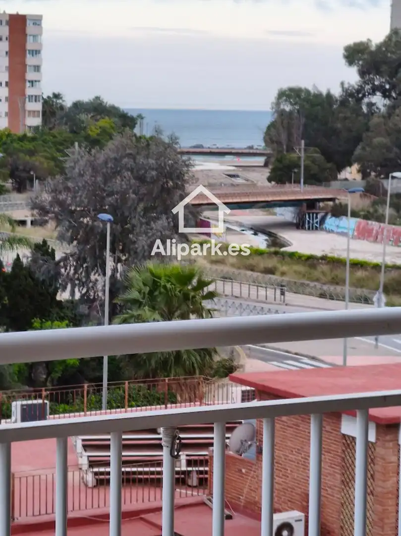 Vista exterior de Pis en venda en Alicante / Alacant amb Terrassa i Moblat