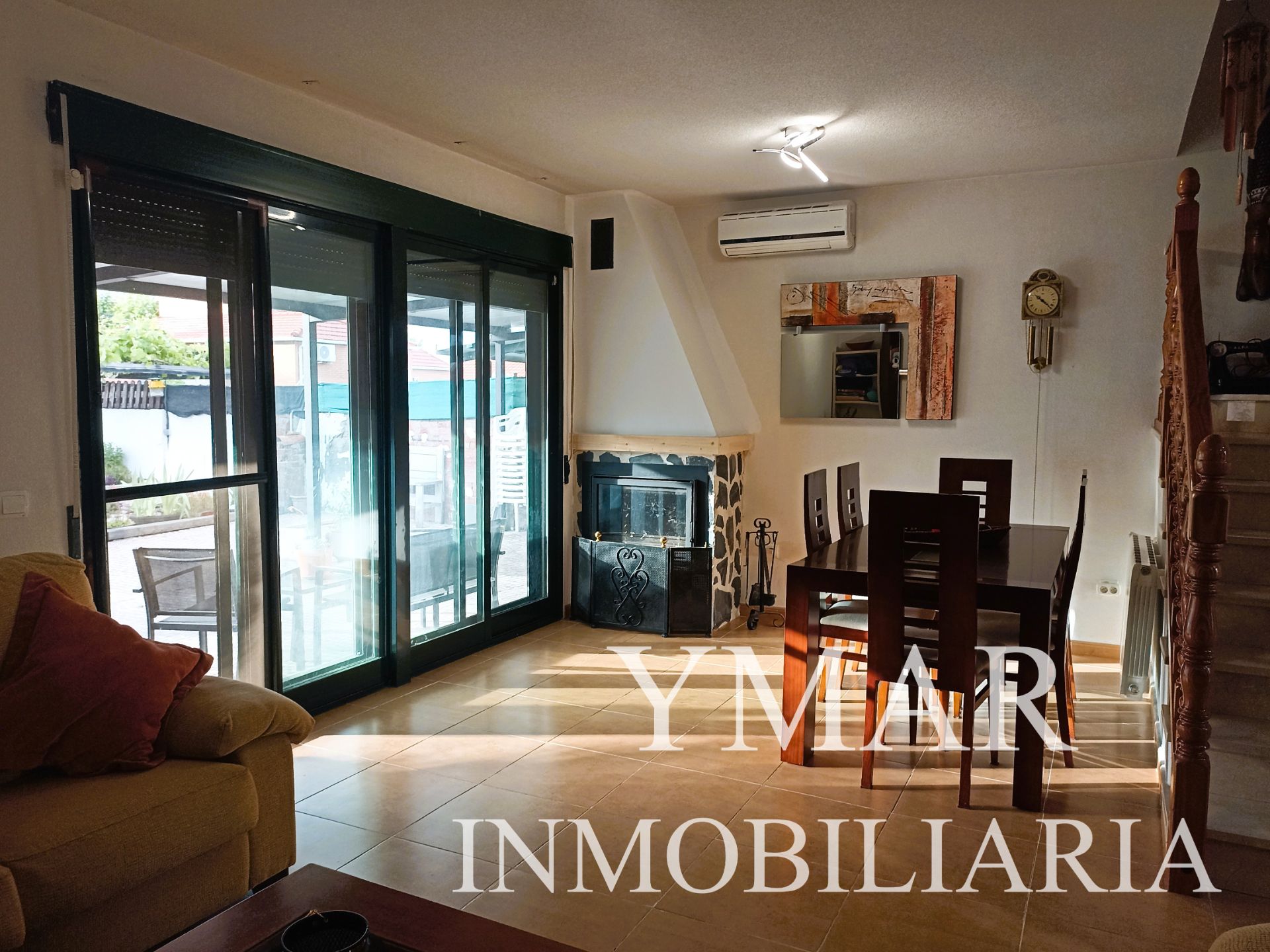 Living room of Single-family semi-detached for sale in Las Ventas de Retamosa  with Air Conditioner, Private garden and Parquet flooring