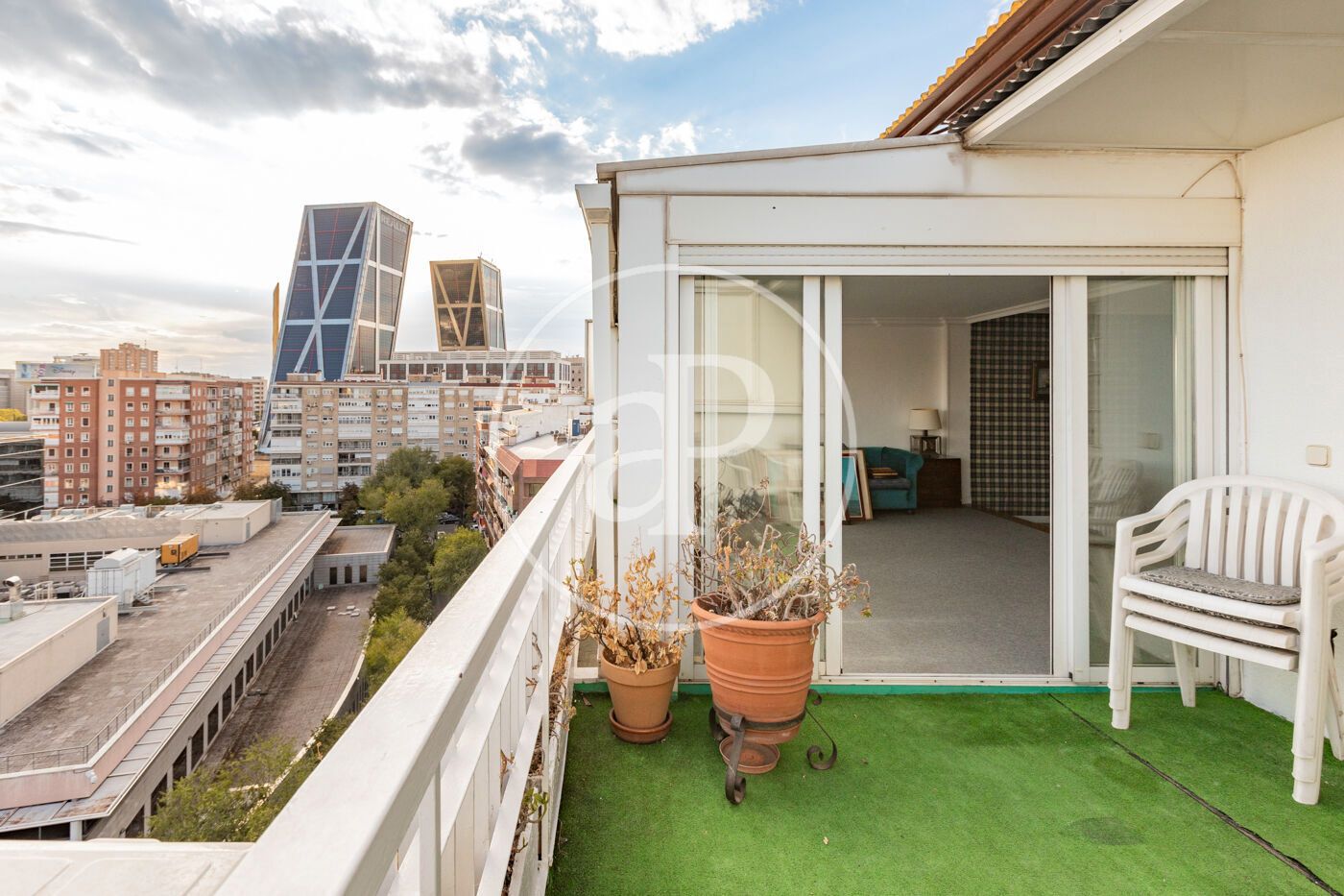 Vista exterior de Àtic de lloguer en  Madrid Capital amb Aire condicionat, Calefacció i Terrassa