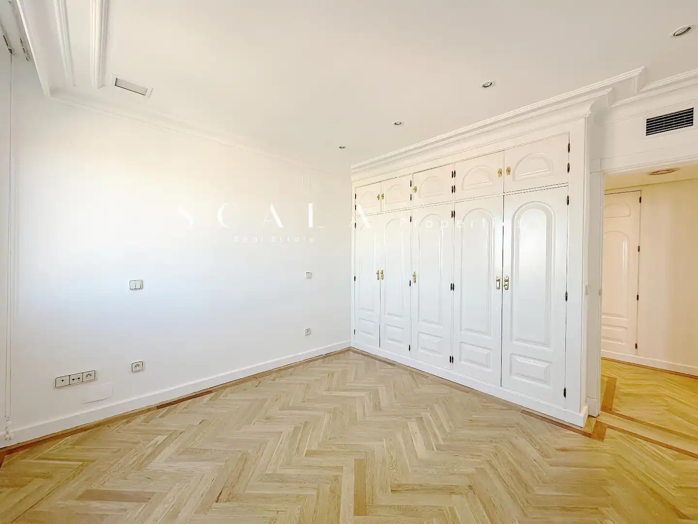Schlafzimmer von Dachboden zur Miete in Madrid mit Klimaanlage, Heizung und Schwimmbad
