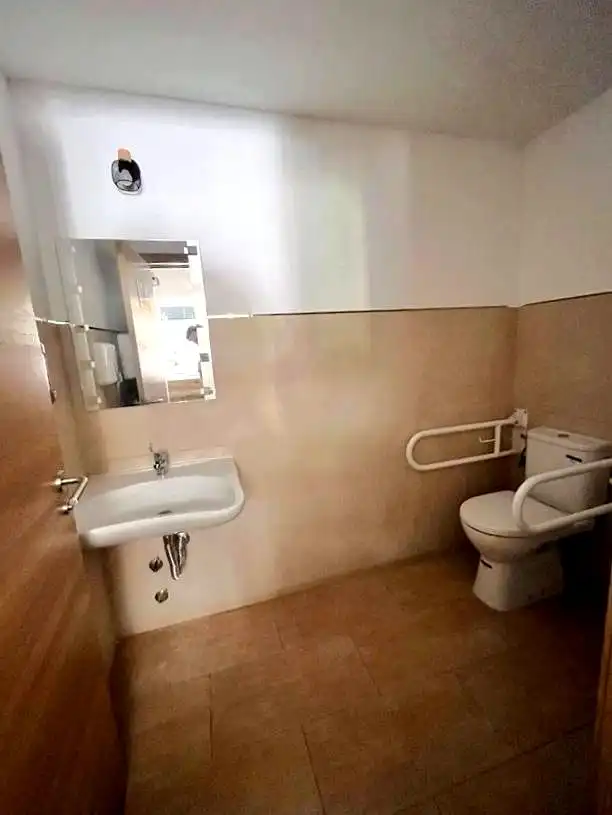 Baño de Local de alquiler en Bailén - Miraflores