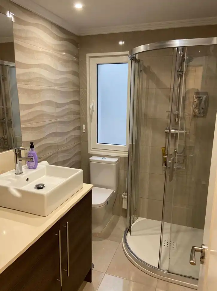 Badezimmer von Wohnung zur Miete in Gijón  mit Heizung, Parkett und Möbliert