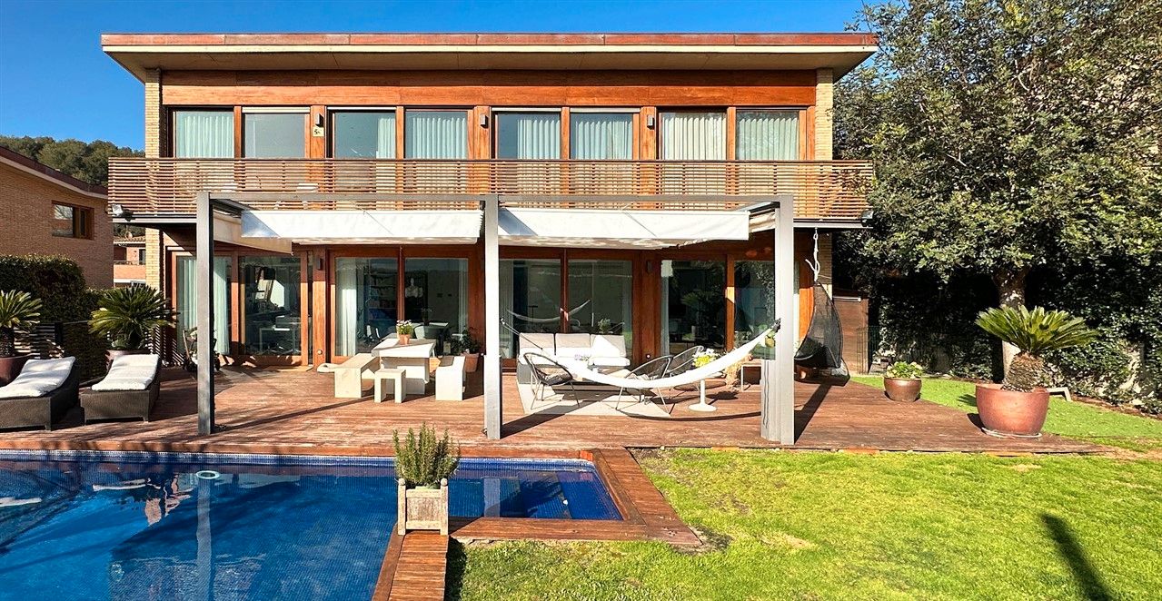 Vista exterior de Casa o xalet en venda en Sant Cugat del Vallès amb Aire condicionat, Calefacció i Jardí privat
