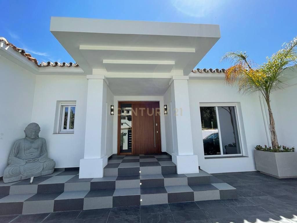 Exterior view of House or chalet for sale in Estepona  with Air Conditioner, Private garden and Storage room
