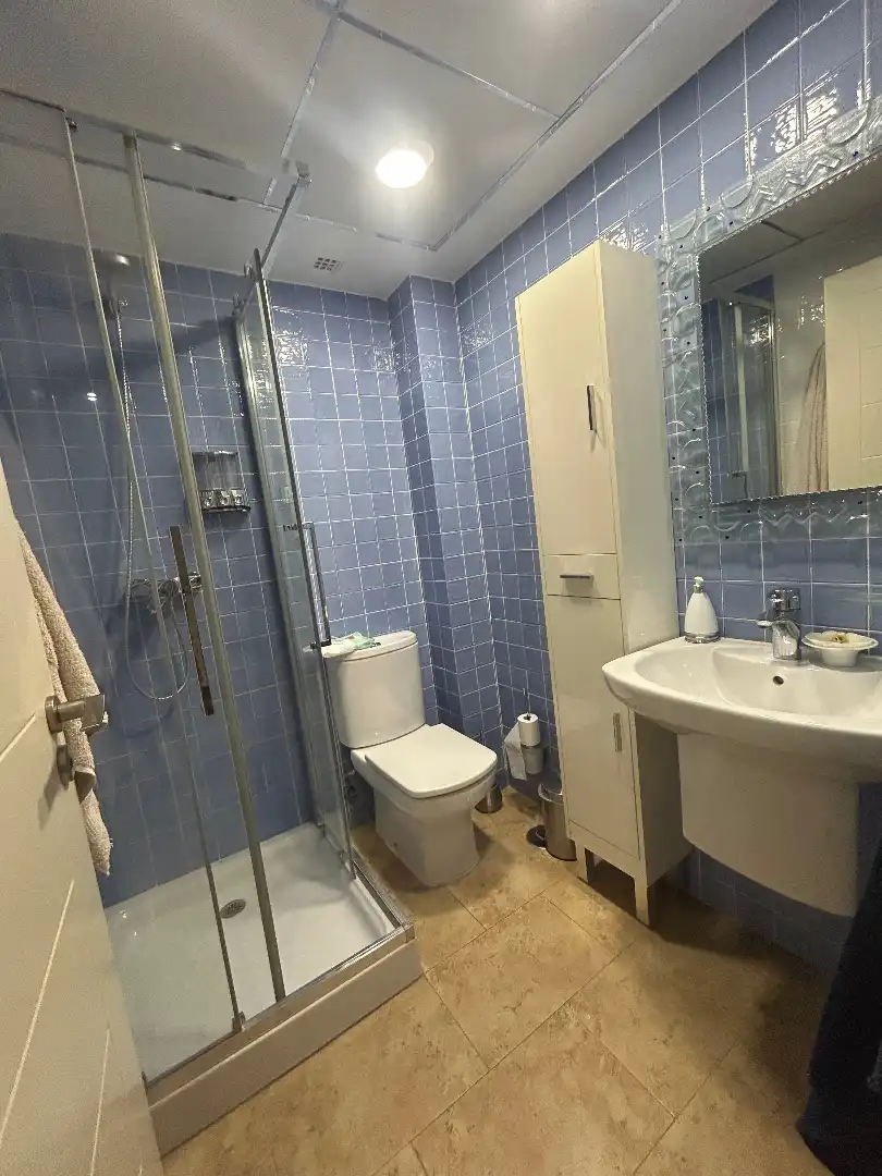 Badezimmer von Einfamilien-Reihenhaus zum Verkauf in Alhaurín de la Torre mit Klimaanlage, Privatgarten und Terrasse