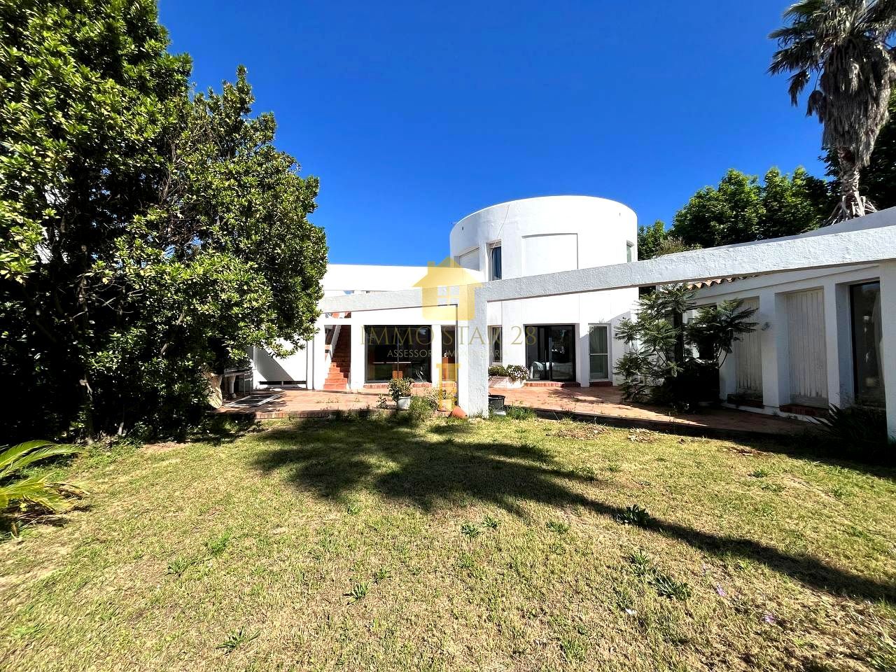 Vista exterior de Casa o xalet de lloguer en Empuriabrava amb Jardí privat, Terrassa i Moblat