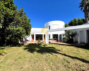 Vista exterior de Casa o xalet de lloguer en Empuriabrava amb Jardí privat, Terrassa i Moblat