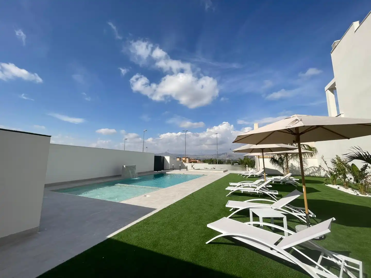 Schwimmbecken von Haus oder Chalet zum Verkauf in Cox mit Privatgarten, Terrasse und Ofen