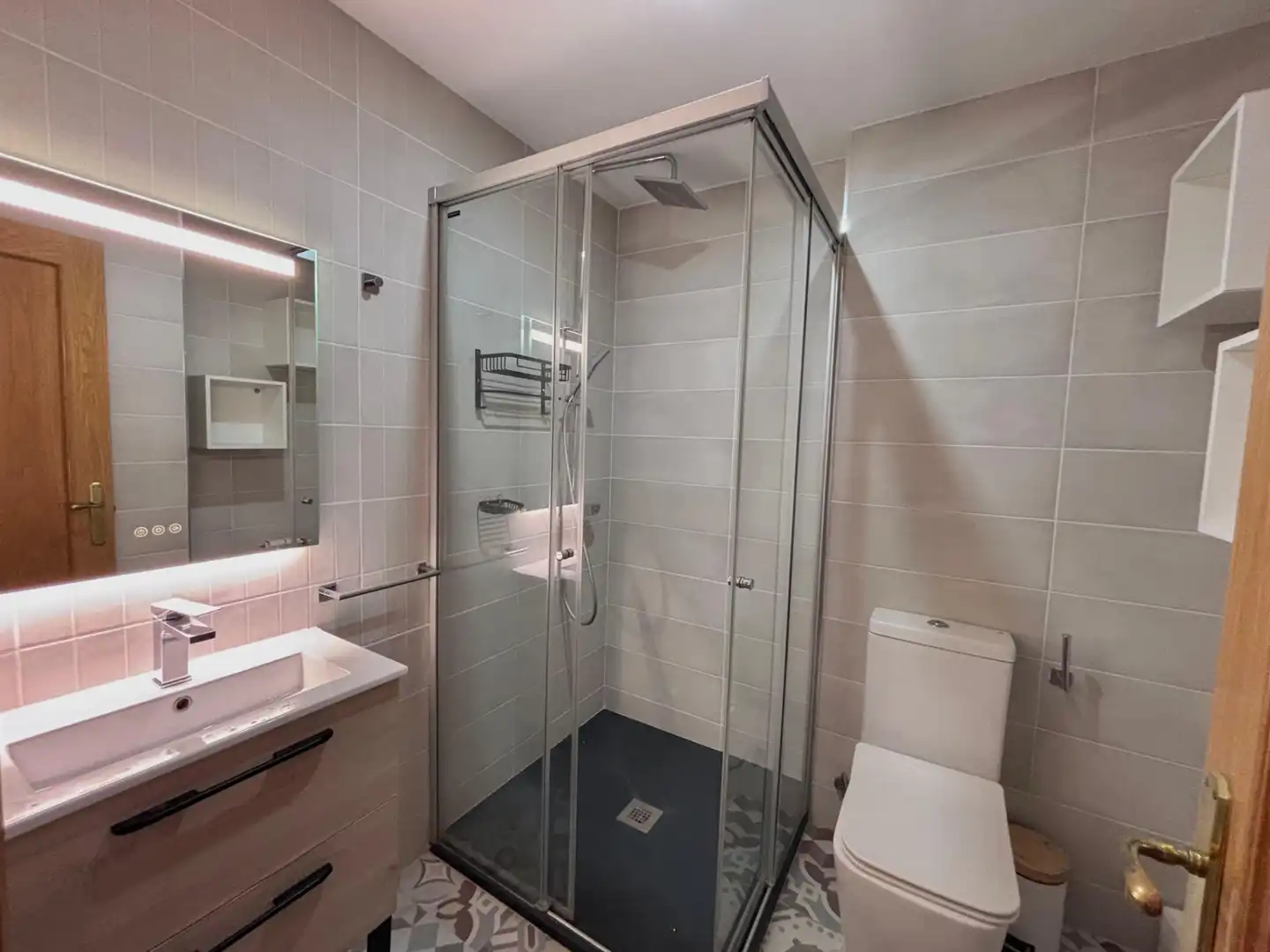 Bathroom of Flat for rent in Madrid  with Air Conditioner, Heating and Storage room