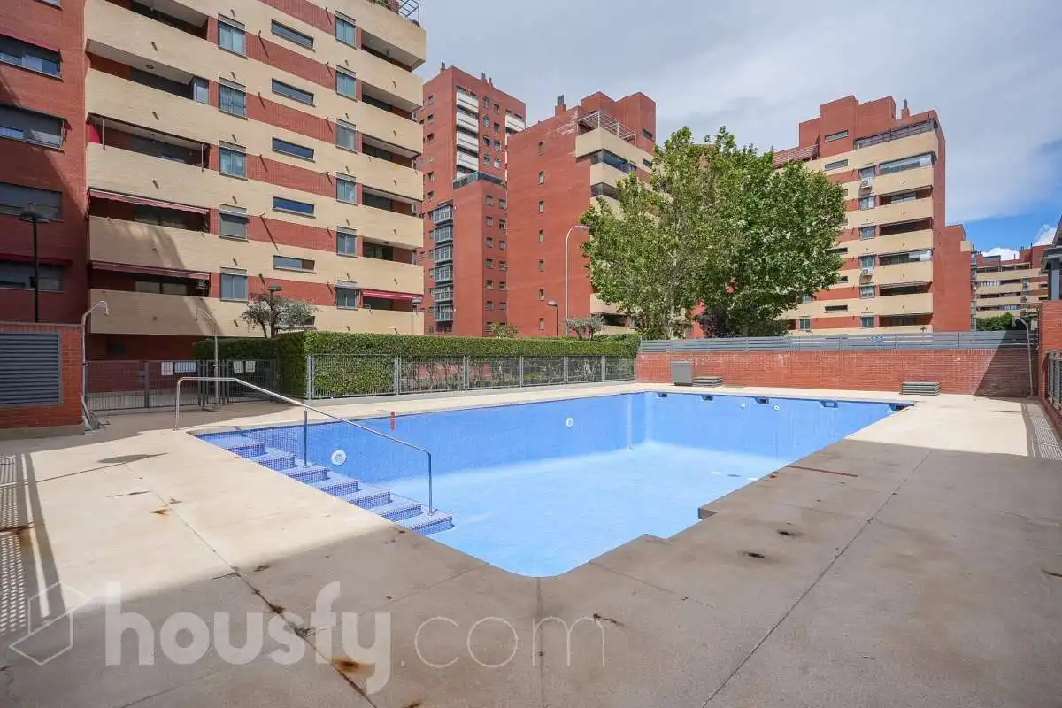 Swimming pool of Flat for sale in Madrid  with Air Conditioner, Heating and Private garden