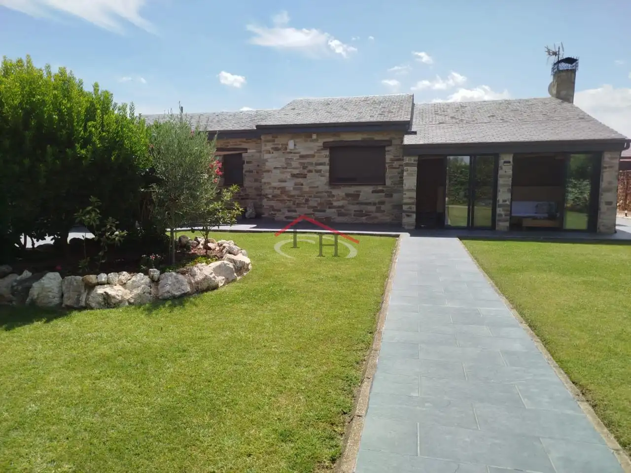 Vista exterior de Casa o xalet en venda en Villadangos del Páramo amb Calefacció, Jardí privat i Piscina