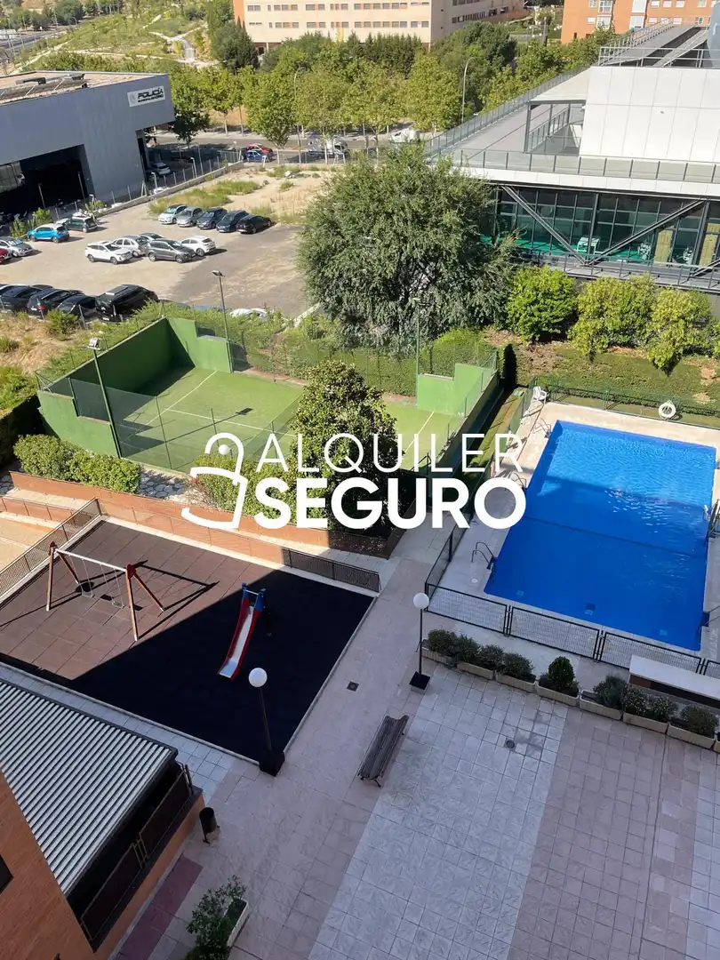 Swimming pool of Flat for rent in Madrid  with Air Conditioner, Heating and Storage room