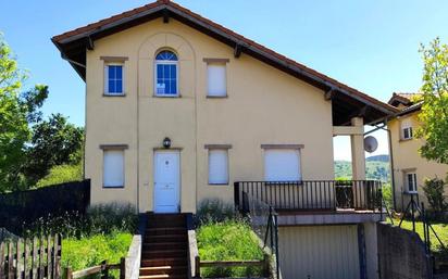 Vista exterior de Casa o xalet en venda en Santiurde de Toranzo amb Terrassa