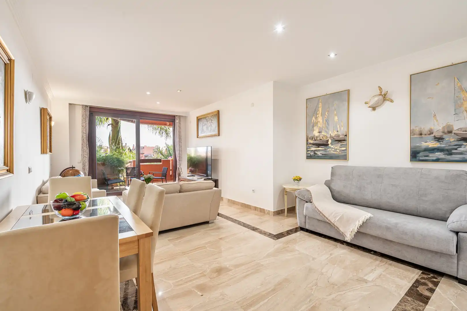 Wohnzimmer von Wohnungen zur Miete in Estepona mit Klimaanlage, Terrasse und Schwimmbad