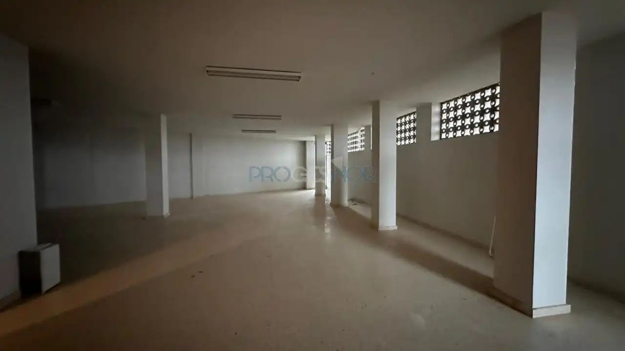 Local comercial en venda a Avenida Puente de Hierro, imagen 2