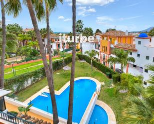 Vista exterior de Àtic de lloguer en Estepona amb Terrassa, Piscina i Piscina comunitària