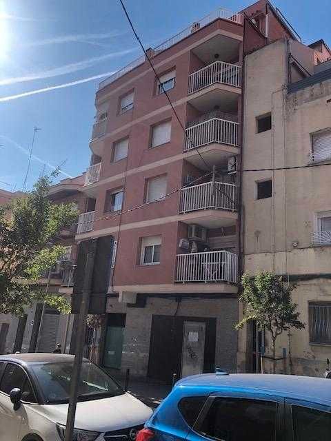 Vista exterior de Local de lloguer en Badalona