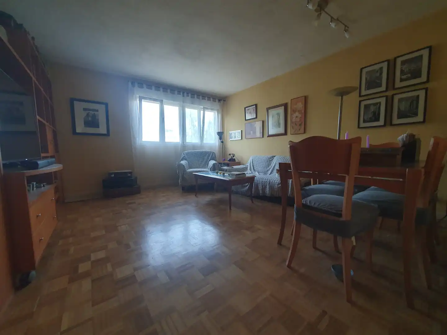 Sala d'estar de Pis en venda en San Sebastián de los Reyes amb Calefacció, Jardí privat i Moblat