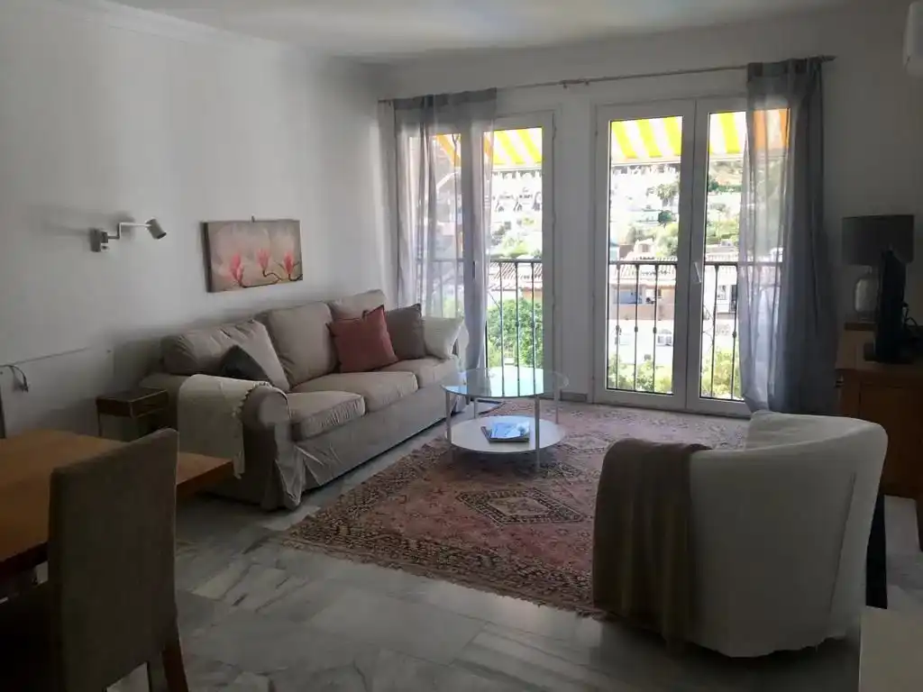 Sala d'estar de Àtic de lloguer en Mijas amb Aire condicionat, Piscina i Balcó